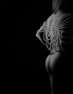 Nude portrait wearing pearl body jewelry – Chicago photographer
