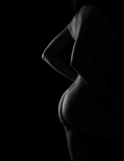 Artistic nude portrait in Chicago – Lenka Lipcenko Photography, black & white style