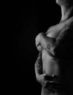 Luxury fine art nude photography in Chicago – black & white portrait by Lenka Lipcenko